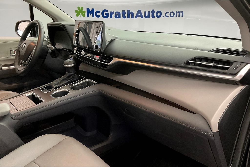 2022 Toyota Sienna XLE photo 15