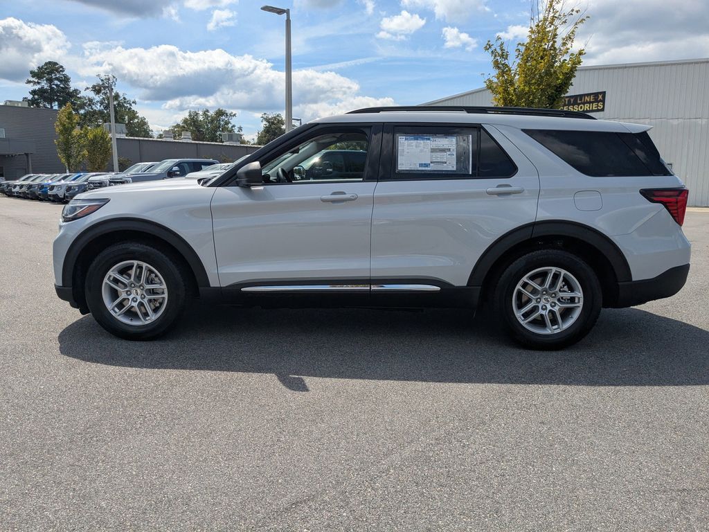 2025 Ford Explorer photo 7