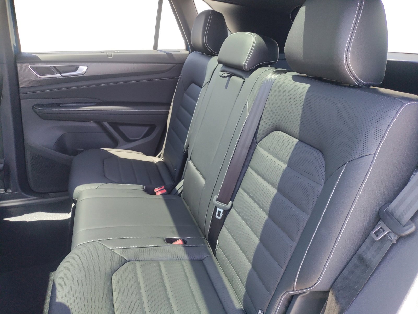 2025 Volkswagen Atlas Cross Sport SEL R-Line photo 3