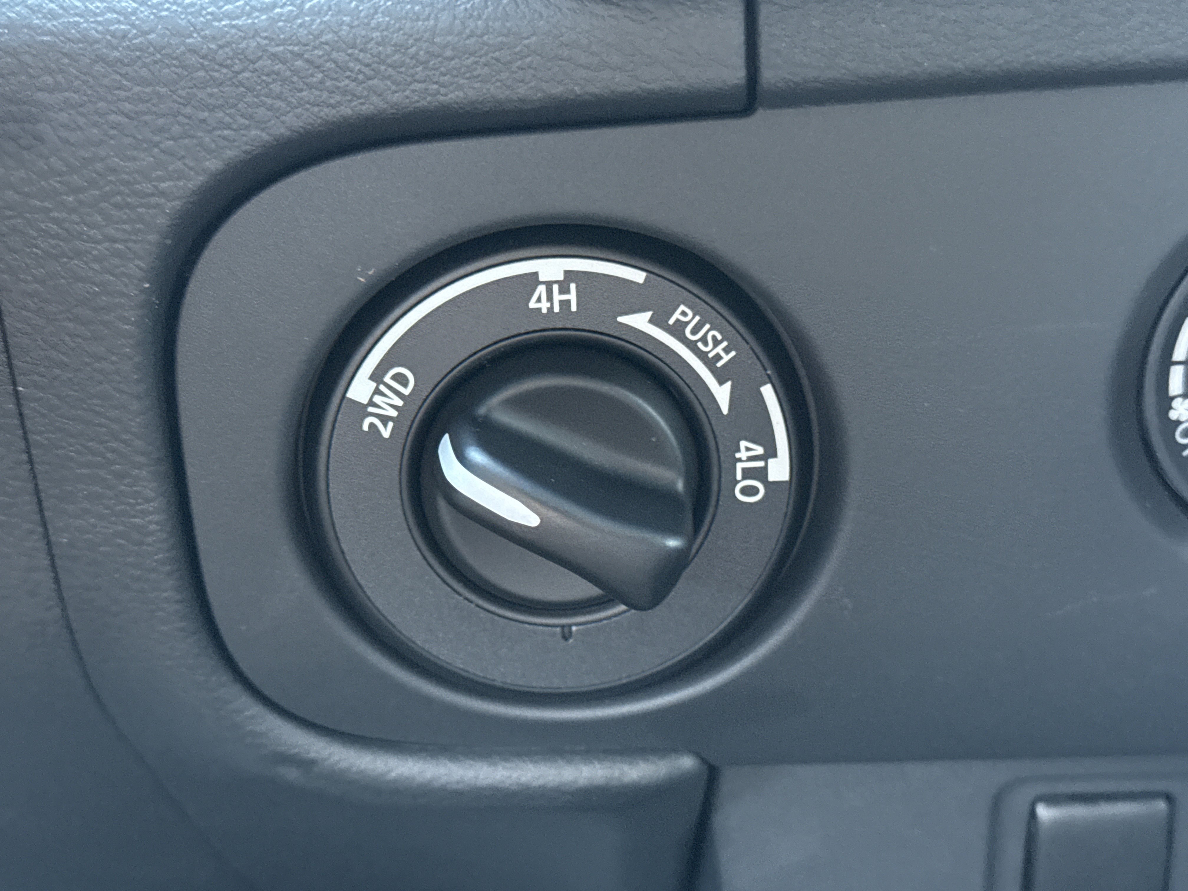 2026 Nissan Frontier Crew Cab SV photo 5