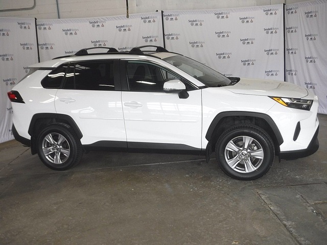 2022 Toyota RAV4 XLE photo 2