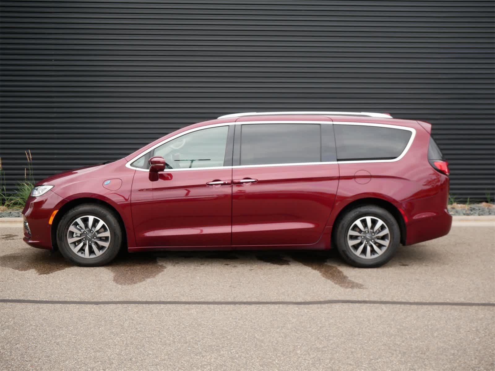 Used 2021 Chrysler Pacifica Hybrid Touring L with VIN 2C4RC1L79MR605904 for sale in Saint Paul, Minnesota