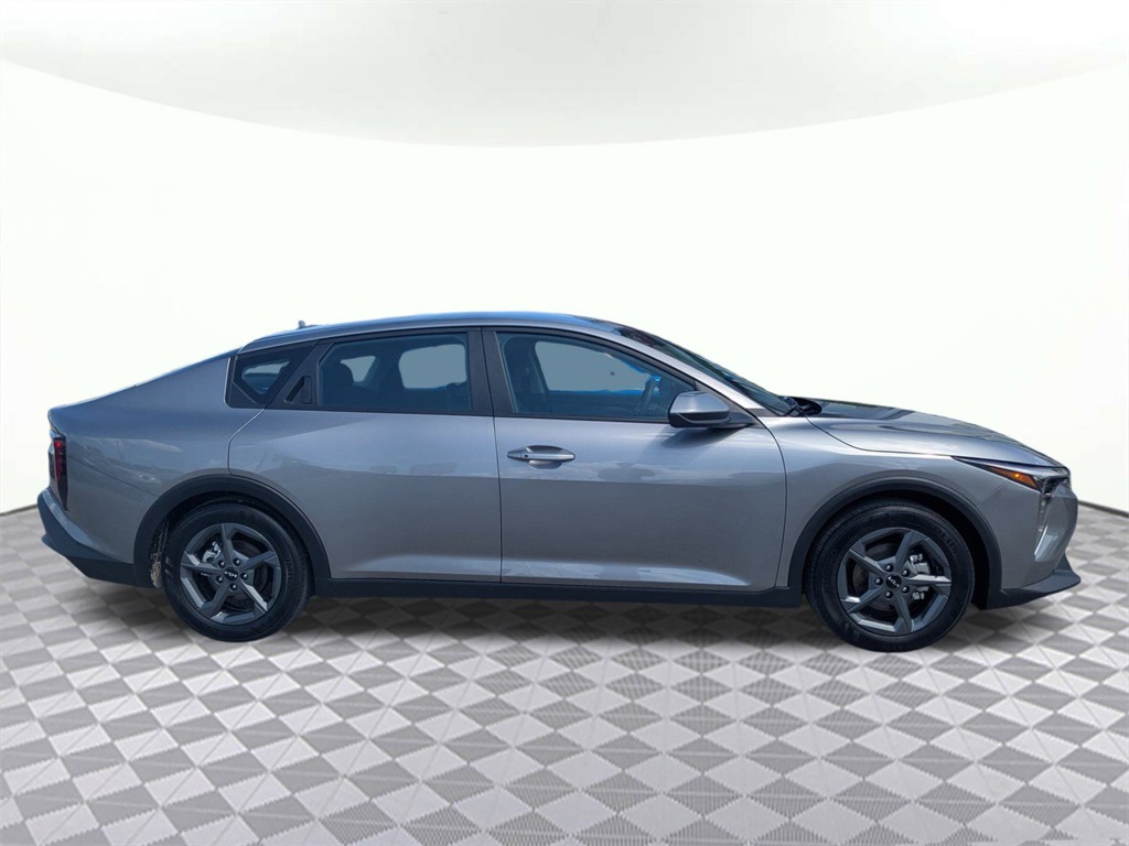 2025 Kia K4 LXS photo 2