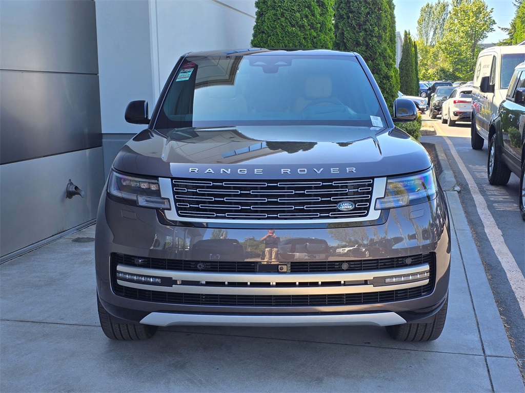 2025 Land Rover Range Rover SE photo 3