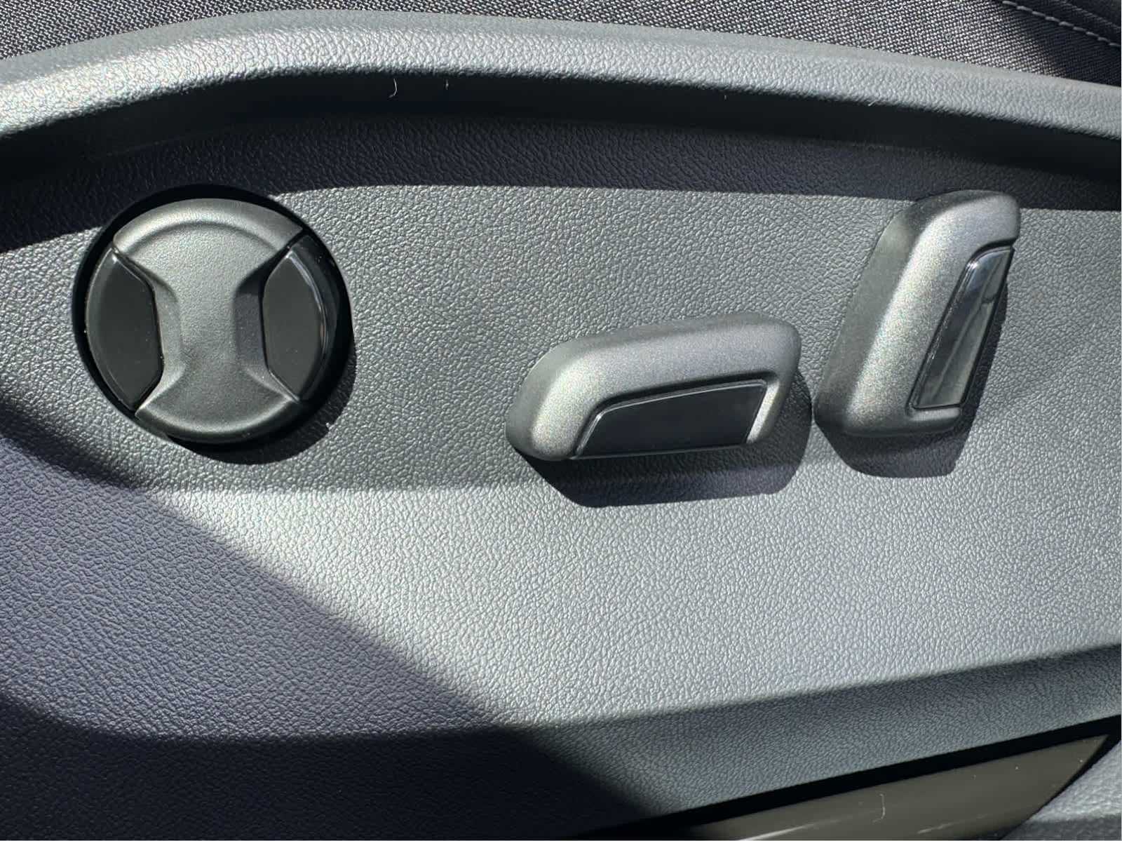2025 Volkswagen Taos SE photo 14