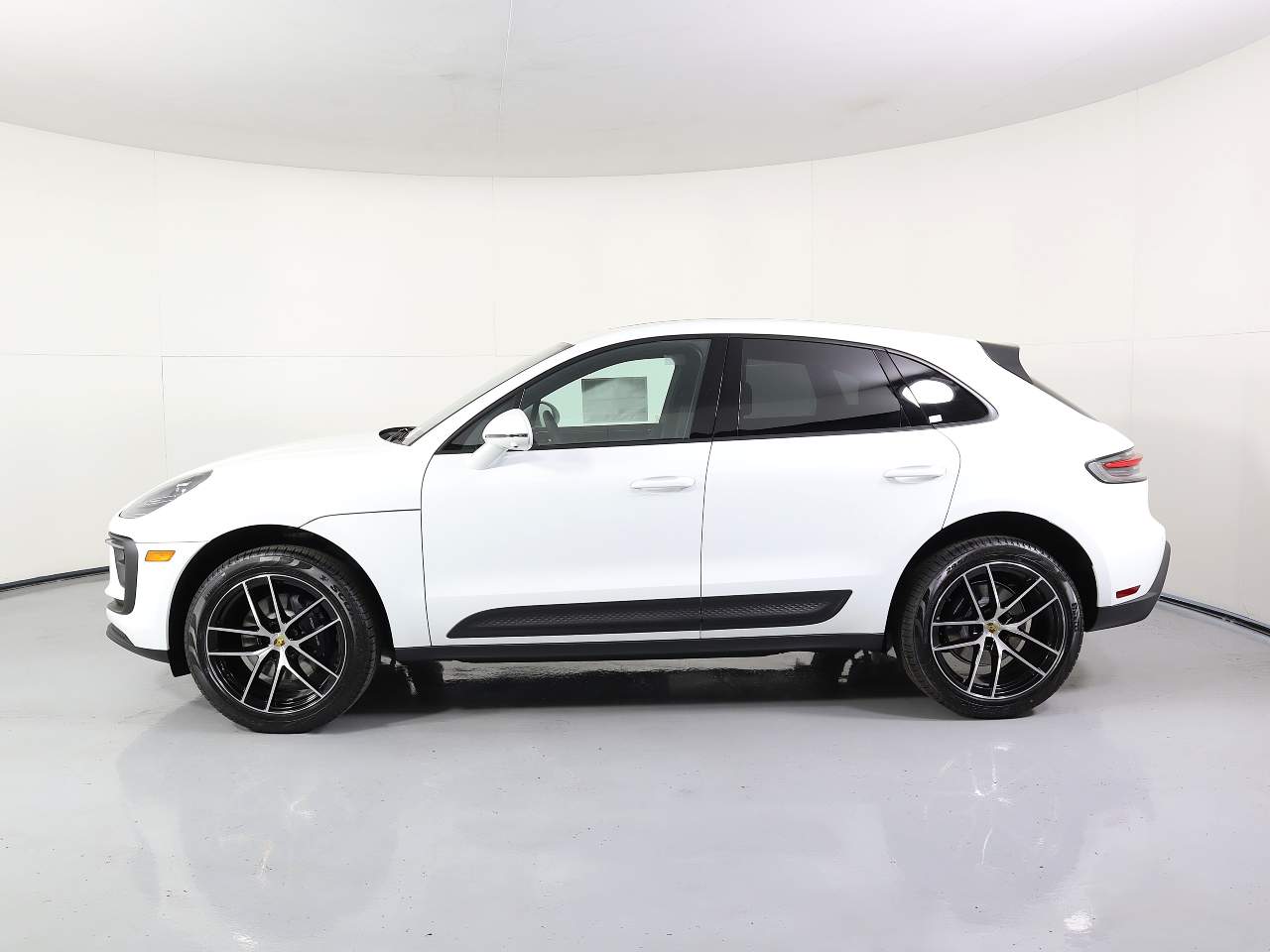 2025 Porsche Macan T photo 2