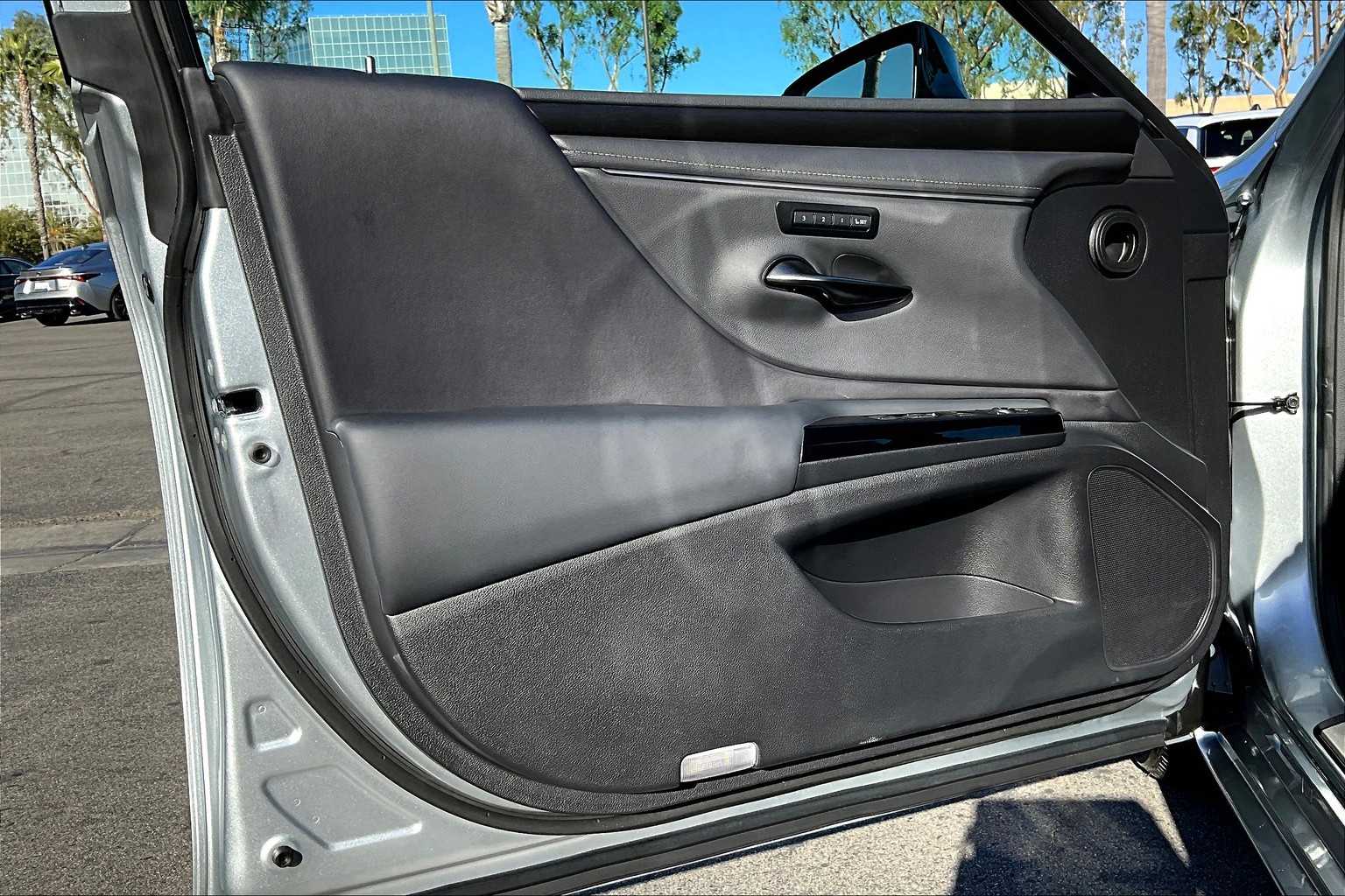 2025 Lexus ES 300h photo 19