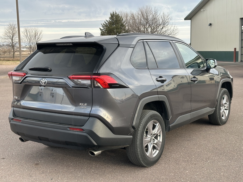 2022 Toyota RAV4 XLE photo 3
