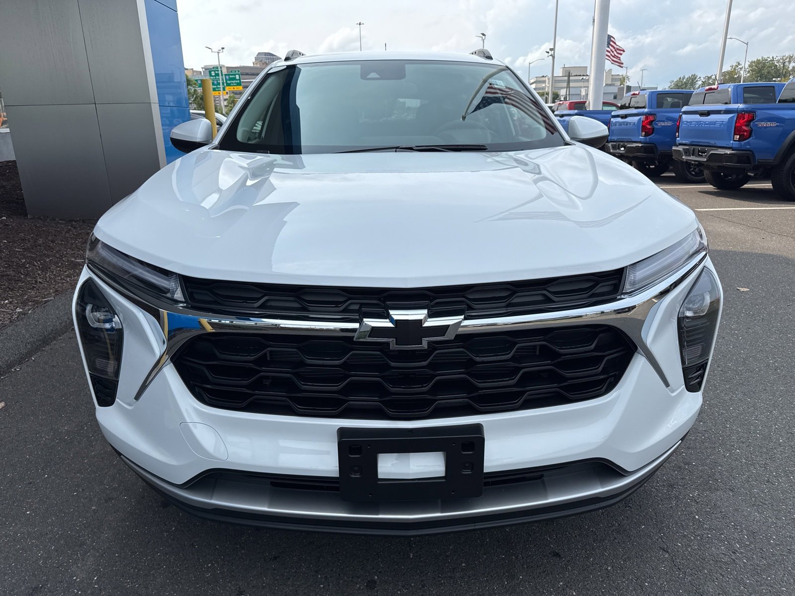 2025 Chevrolet Trax LT photo 2