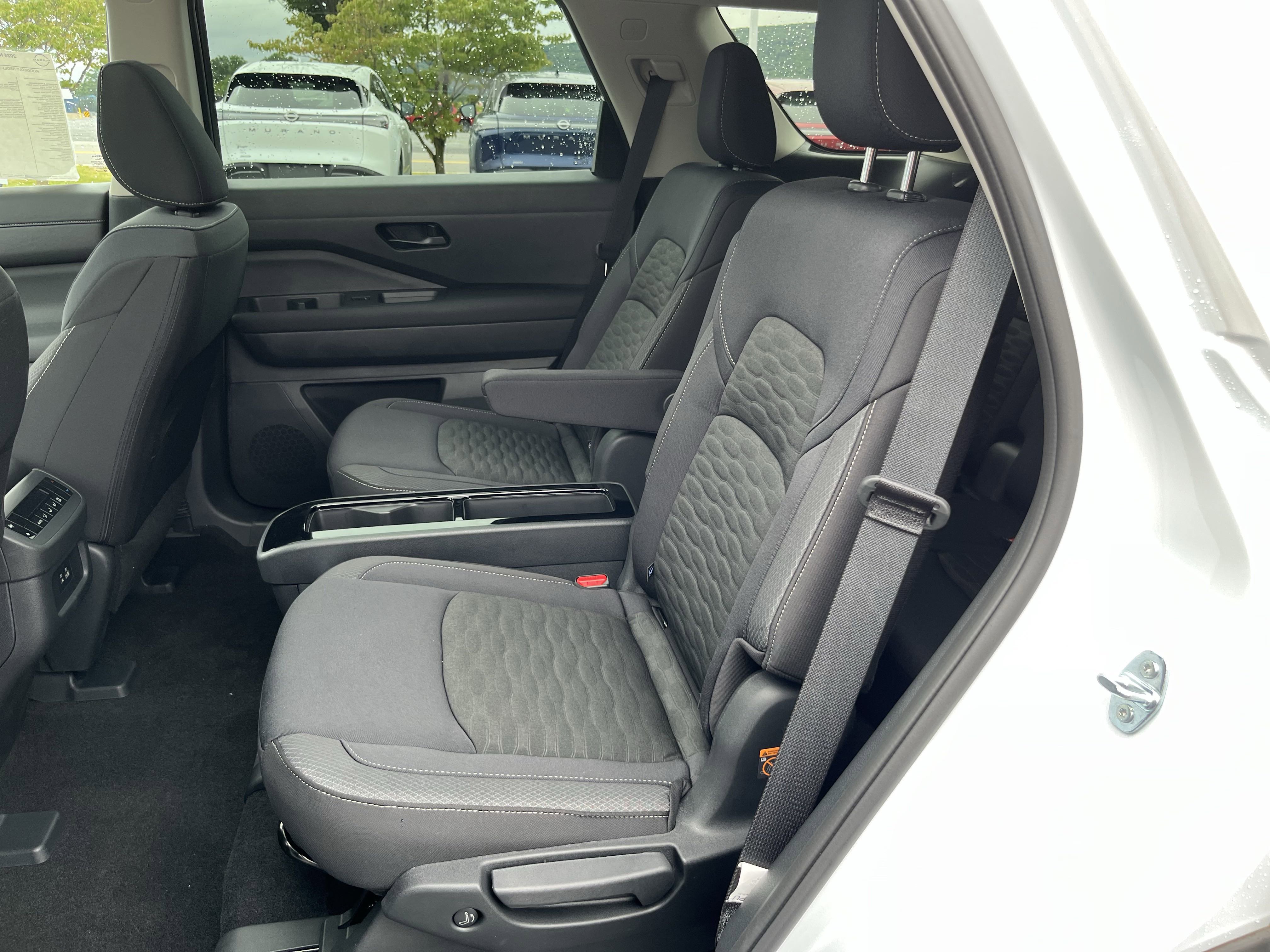 2025 Nissan Pathfinder SV photo 2