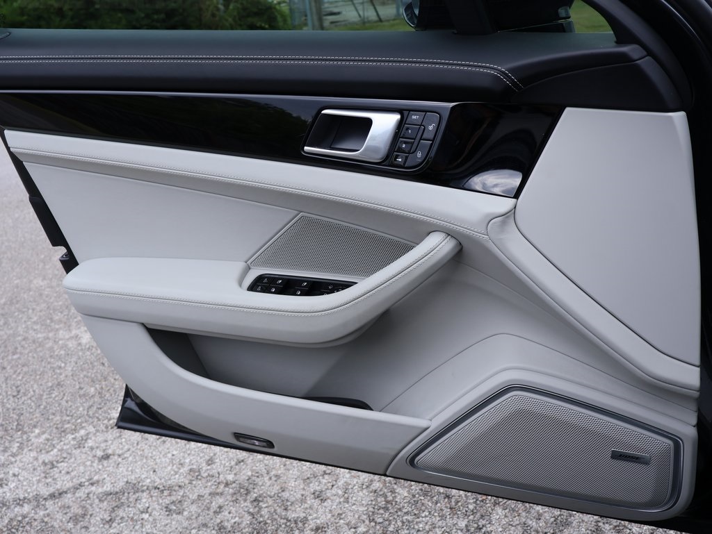 2018 Porsche Panamera Base 4 photo 32