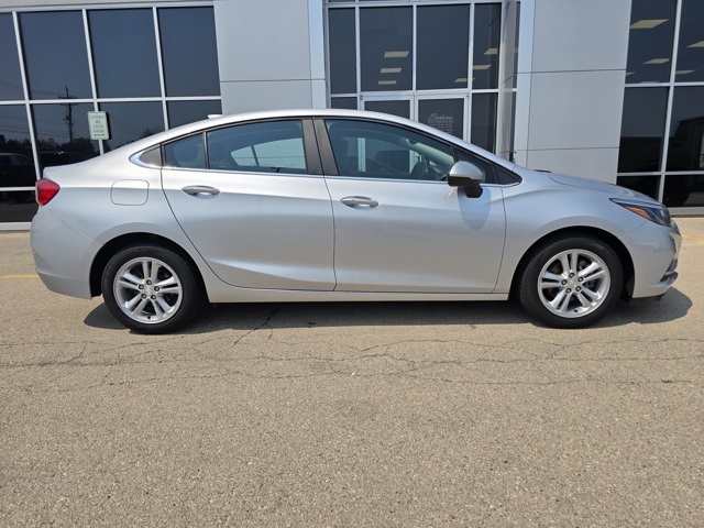 2018 Chevrolet Cruze LT photo 2