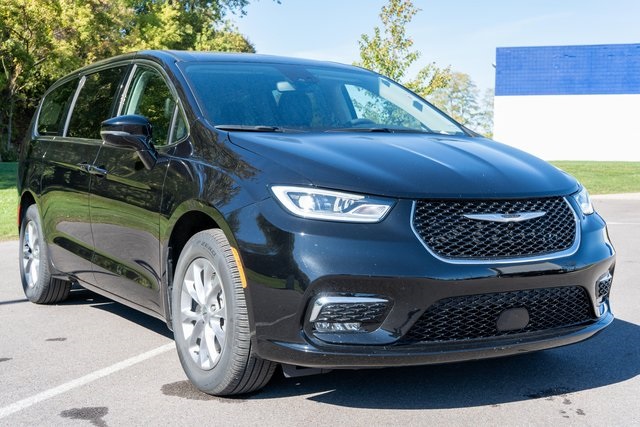 2024 Chrysler Pacifica Touring L photo 4