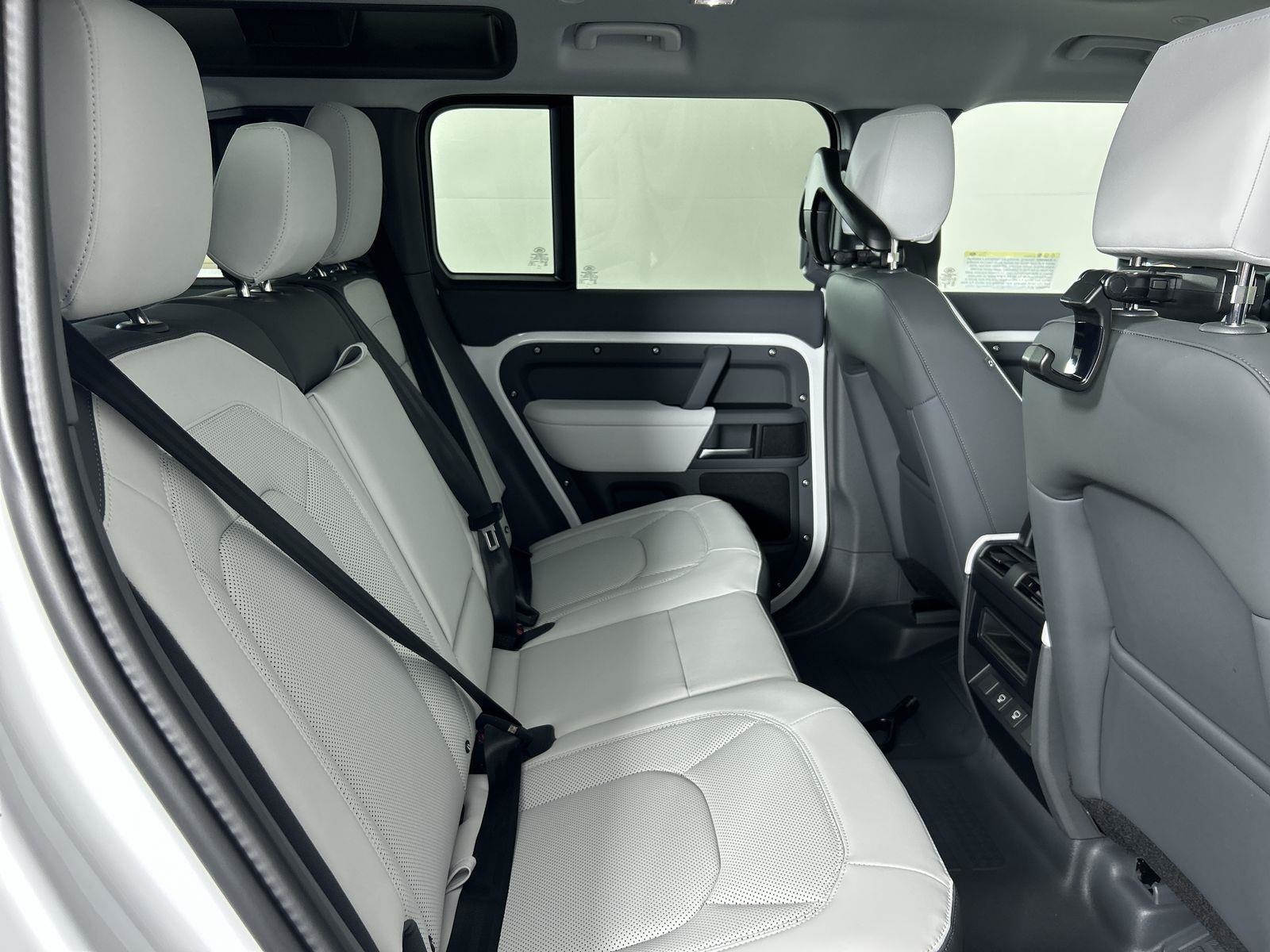 2025 Land Rover Defender 110 S photo 31