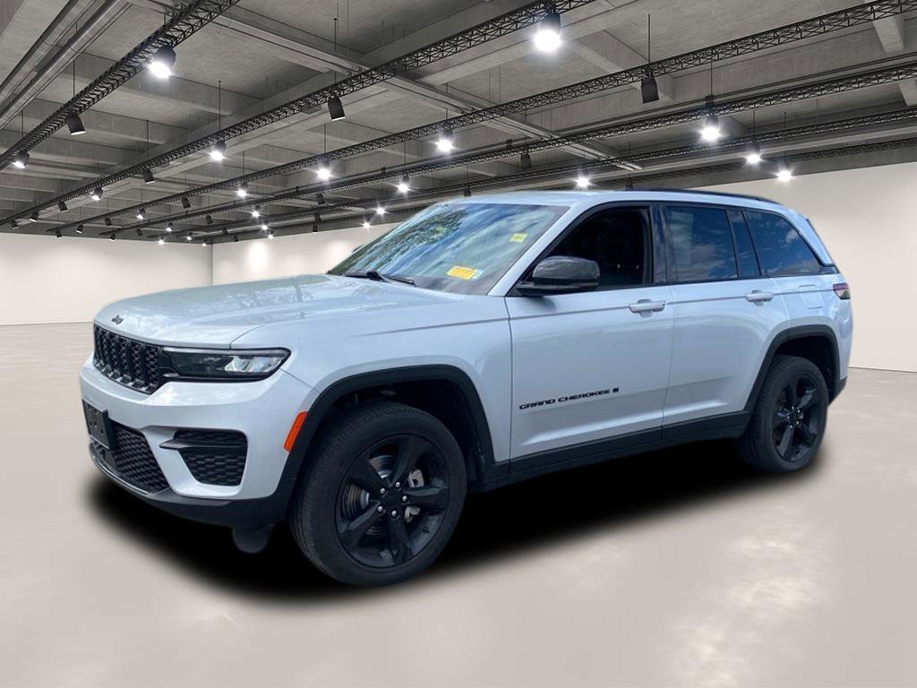 2022 Jeep Grand Cherokee Altitude photo 2
