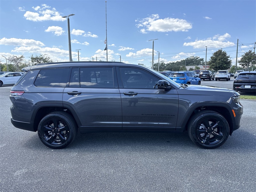 2025 Jeep Grand Cherokee Limited photo 2