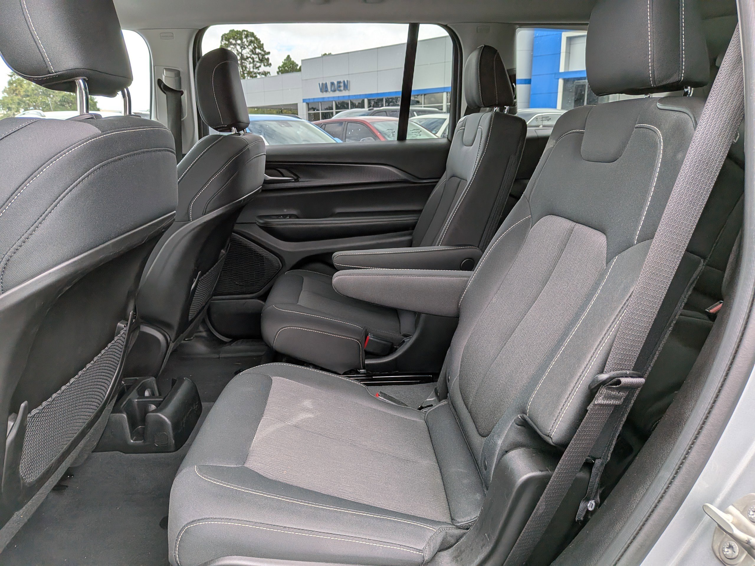 2023 Jeep Grand Cherokee Laredo photo 7