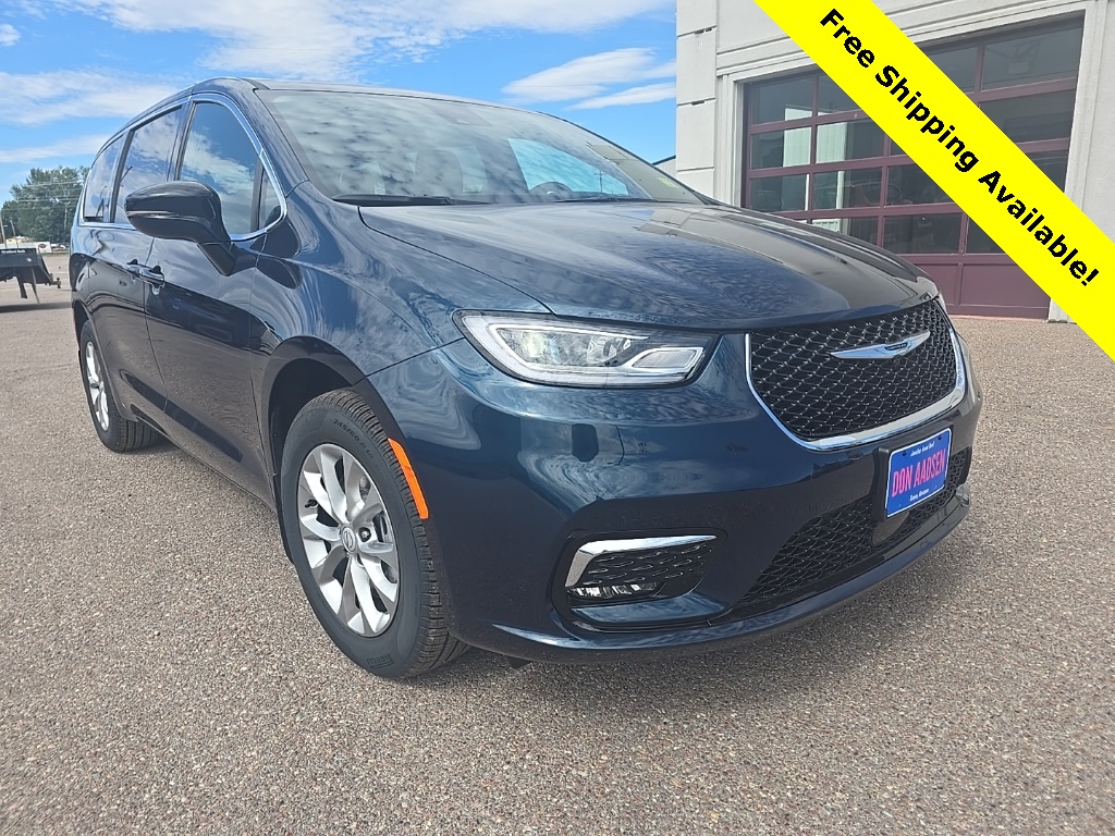 2025 Chrysler Pacifica Select's photo