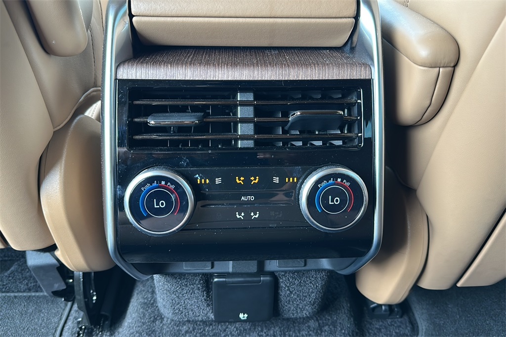 2023 Land Rover Range Rover SE photo 17