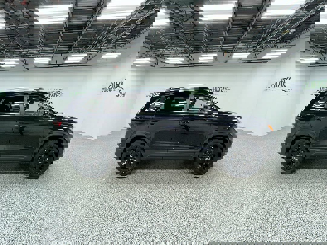 2025 Volkswagen Taos SEL photo 3