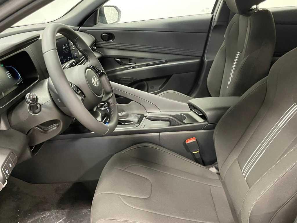 2025 Hyundai Elantra SEL Sport photo 20