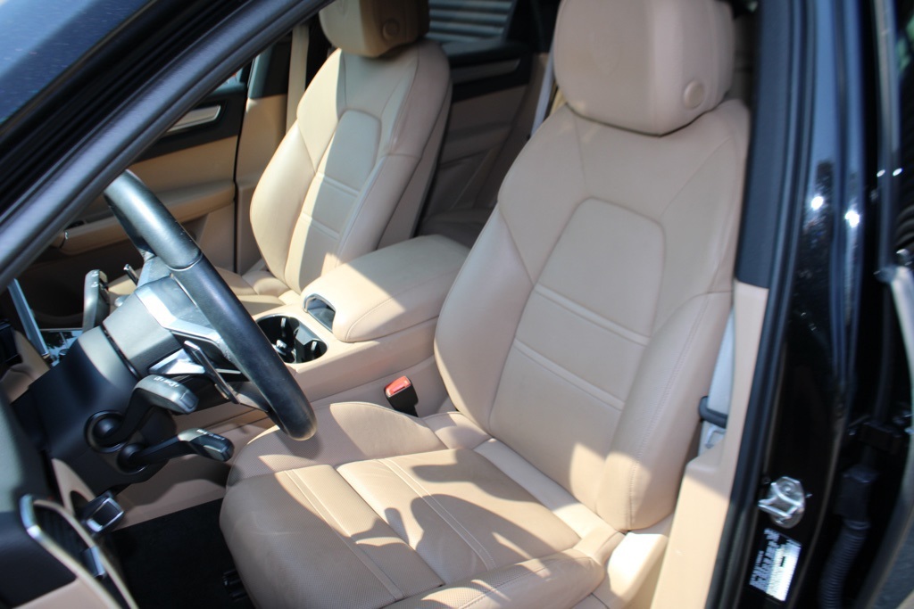 2023 Porsche Cayenne Platinum Edition photo 5
