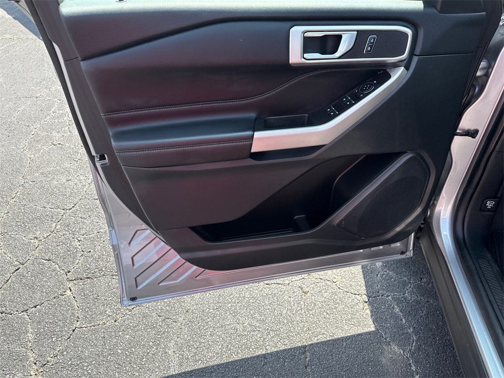 2023 Ford Explorer XLT photo 9