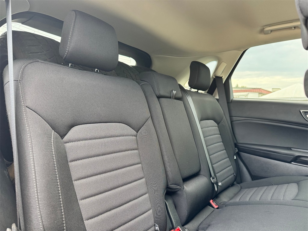 2020 Ford Edge SE photo 3