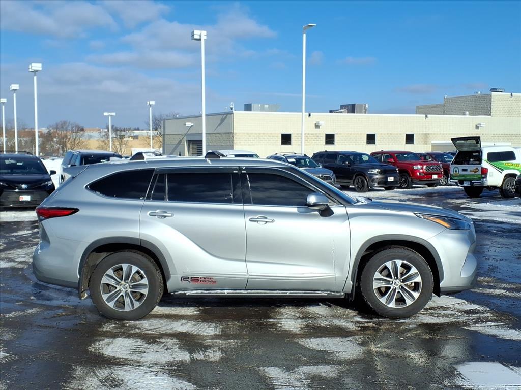 Certified 2022 Toyota Highlander XLE with VIN 5TDGZRBH8NS582753 for sale in Burnsville, Minnesota