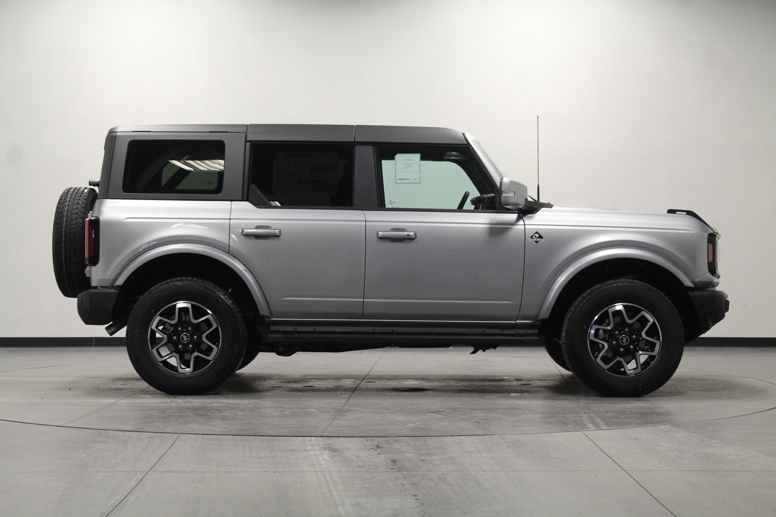 2024 Ford Bronco Outer Banks photo 2