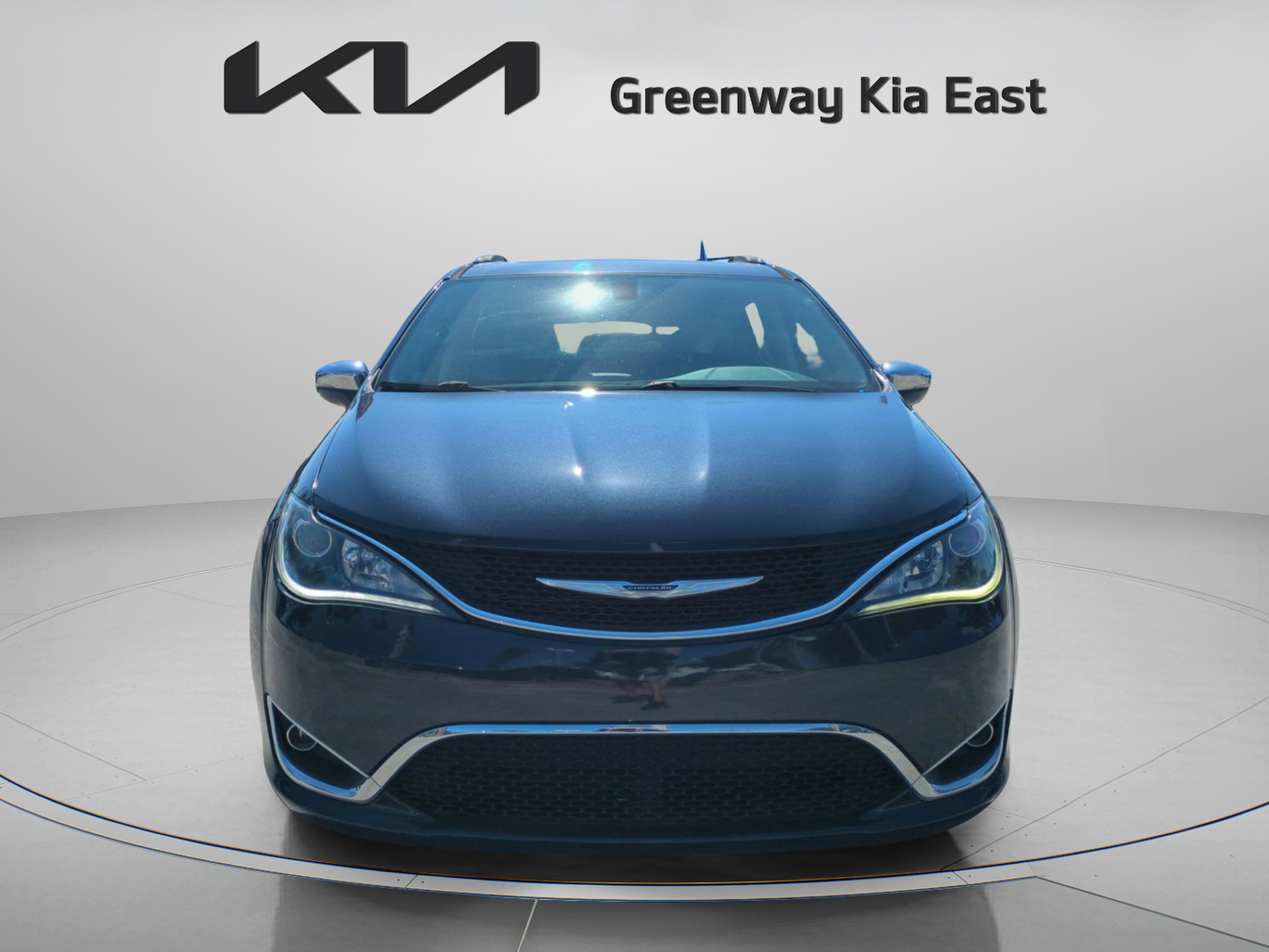 2020 Chrysler Pacifica Limited photo 2