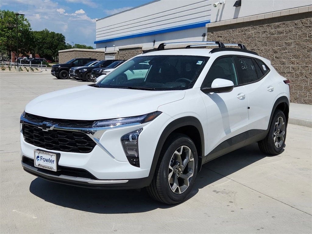2025 Chevrolet Trax LT photo 2