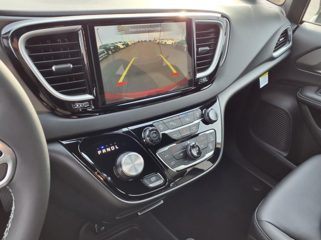 2025 Chrysler Voyager LX photo 6