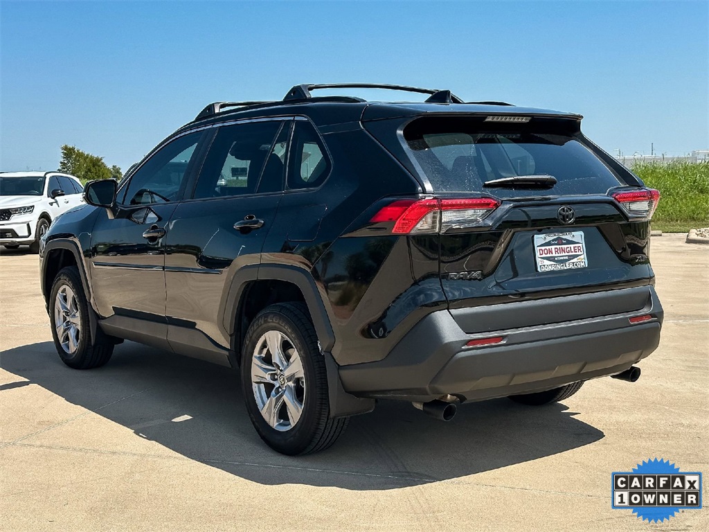 2025 Toyota RAV4 XLE photo 4