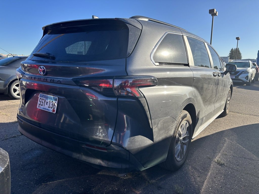 2025 Toyota Sienna XLE photo 4