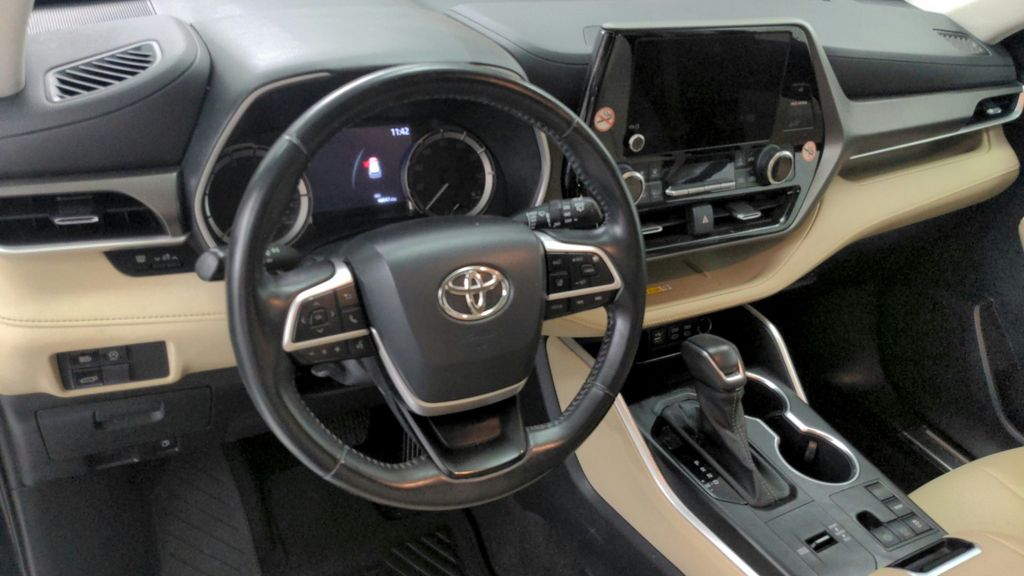 2023 Toyota Highlander L photo 18