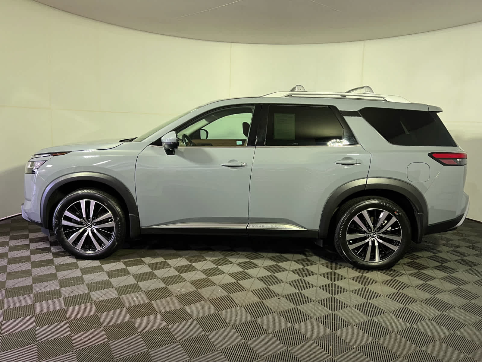 2023 Nissan Pathfinder Platinum photo 3