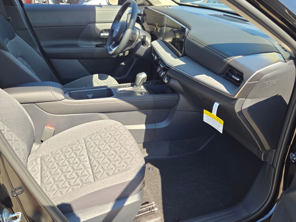 2025 Nissan Kicks SV photo 4
