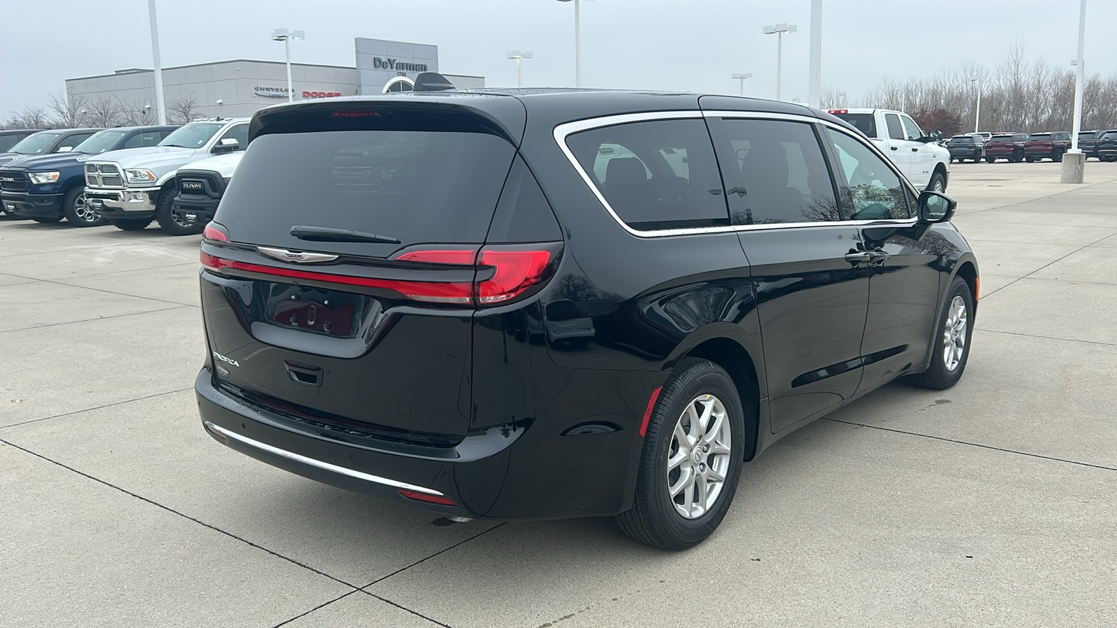 2026 Chrysler Pacifica photo 3