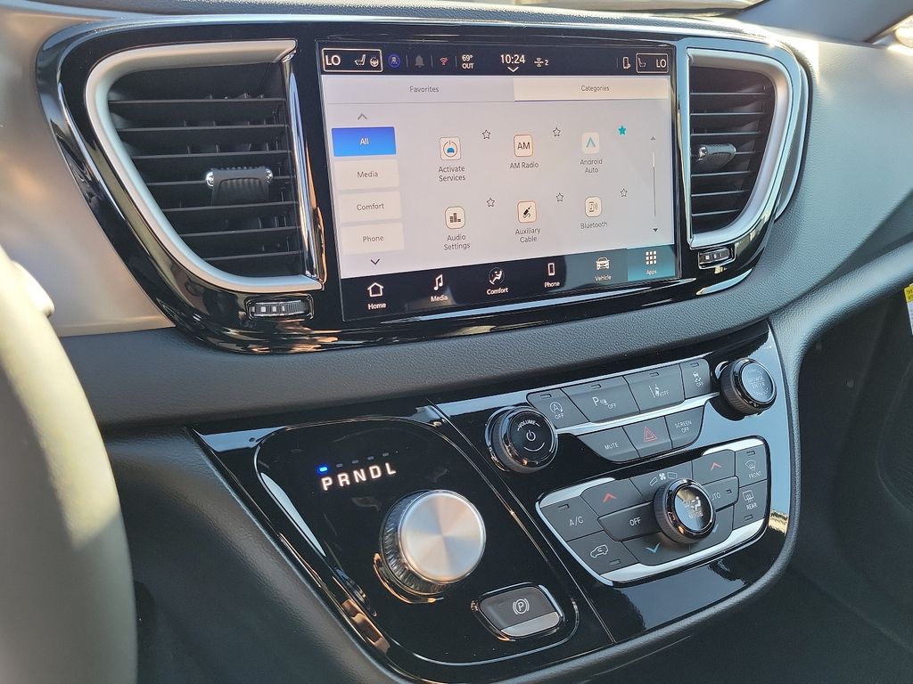 2025 Chrysler Voyager LX photo 6