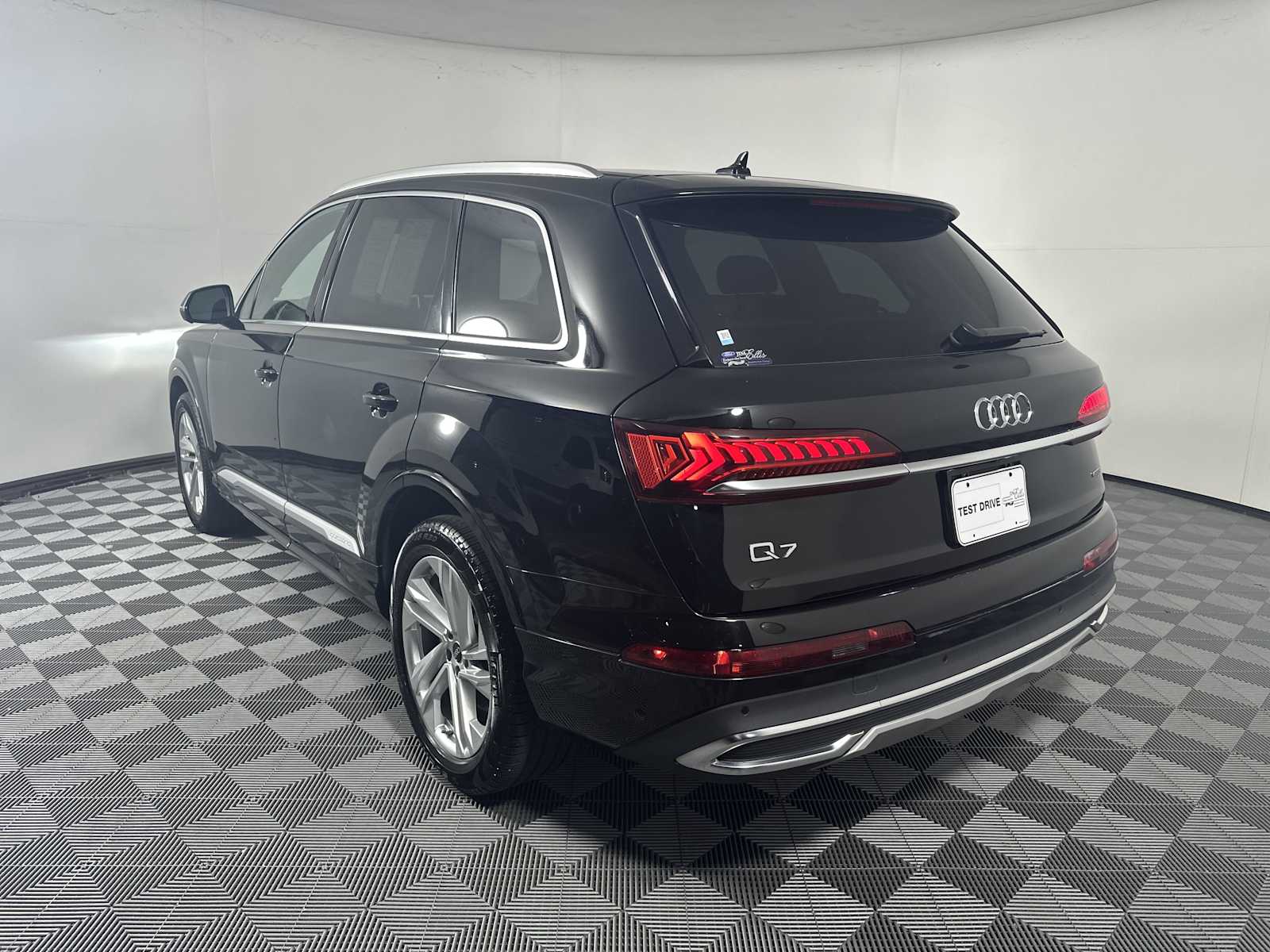 2023 Audi Q7 55 Premium Plus photo 4
