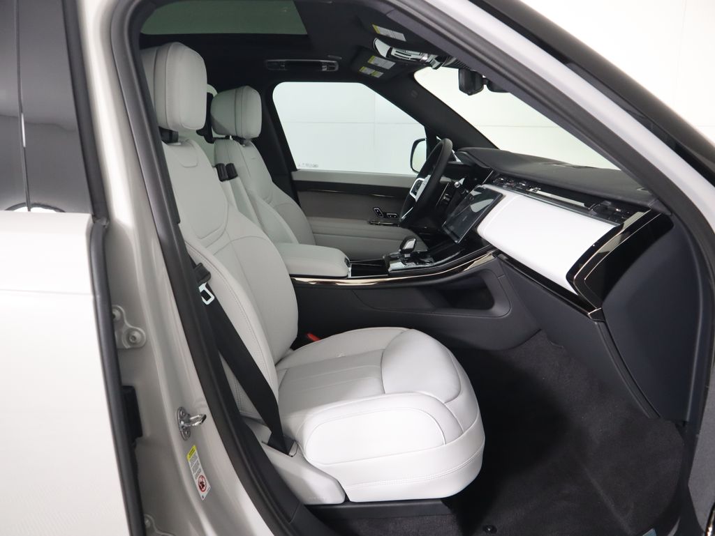 2025 Land Rover Range Rover Sport SE photo 18