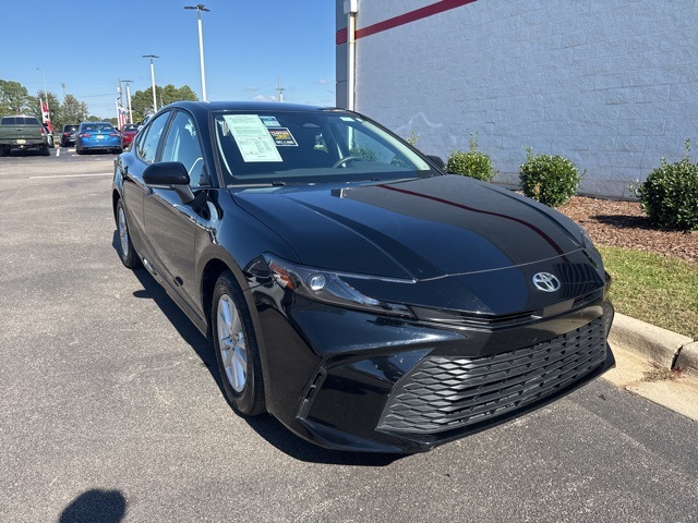 2025 Toyota Camry LE's photo