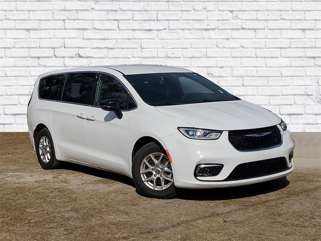 2024 Chrysler Pacifica Touring's photo