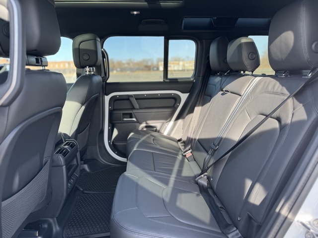 2025 Land Rover Defender 110 X-Dynamic SE photo 11