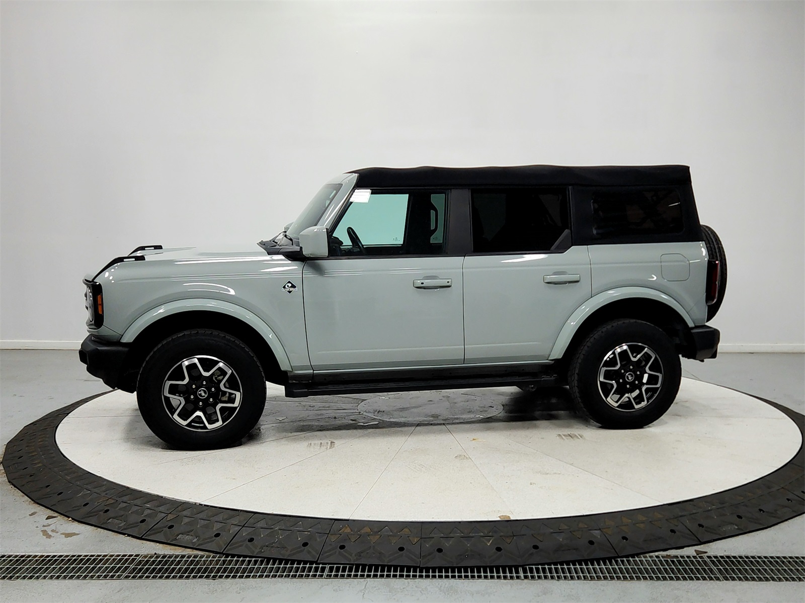 2021 Ford Bronco Outer Banks photo 3