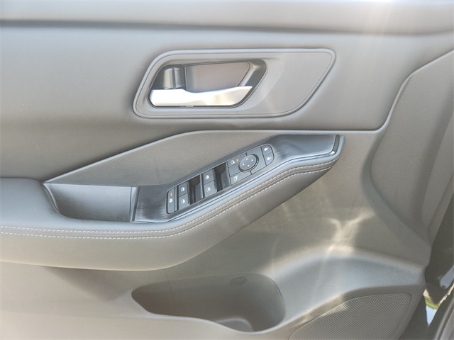 2026 Nissan Rogue SV photo 17