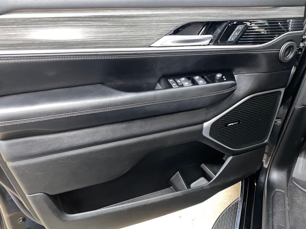 2023 Jeep Wagoneer L Series III photo 30