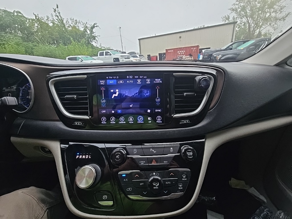 2017 Chrysler Pacifica Touring L photo 22