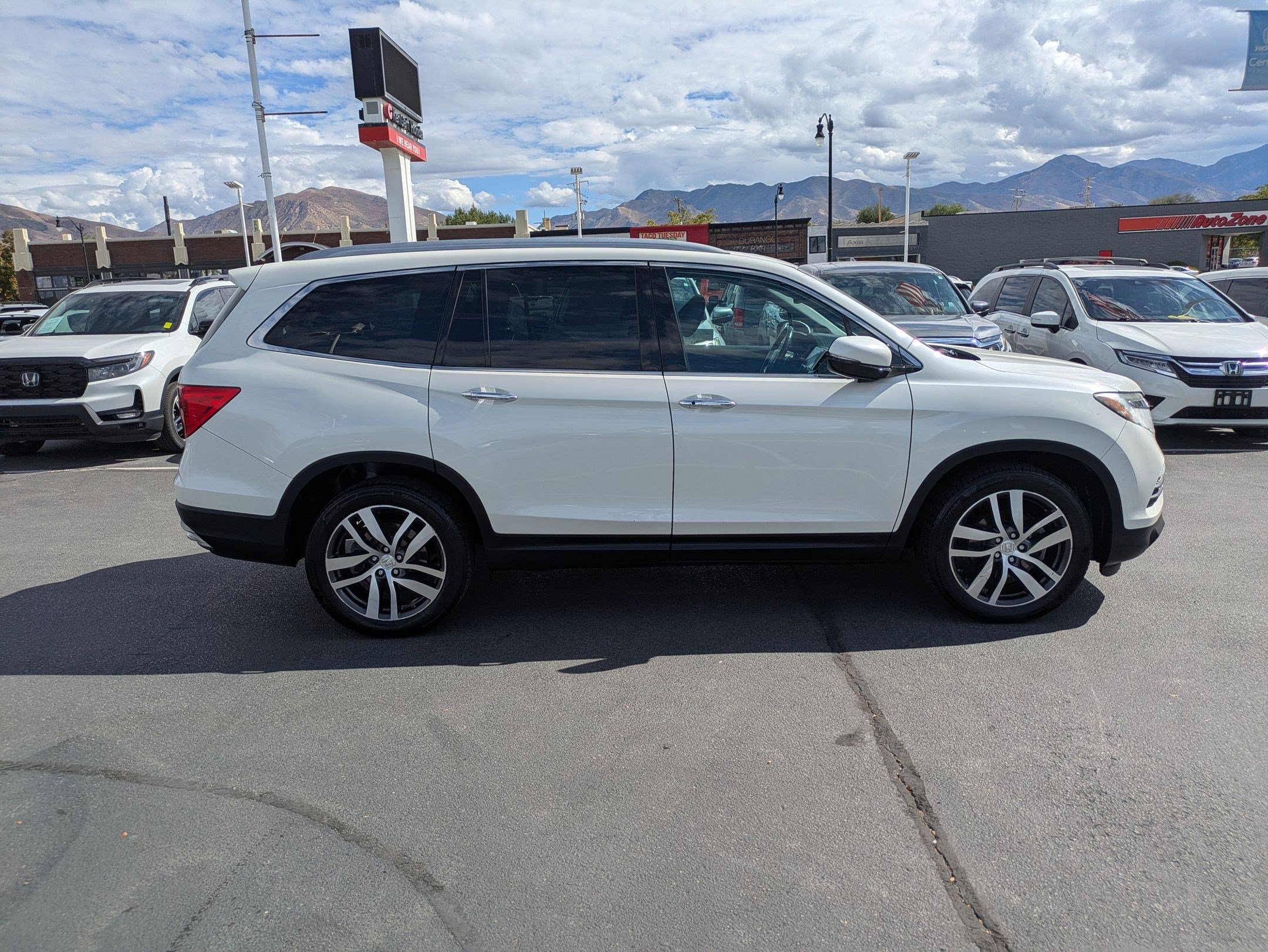 2018 Honda Pilot Elite photo 2